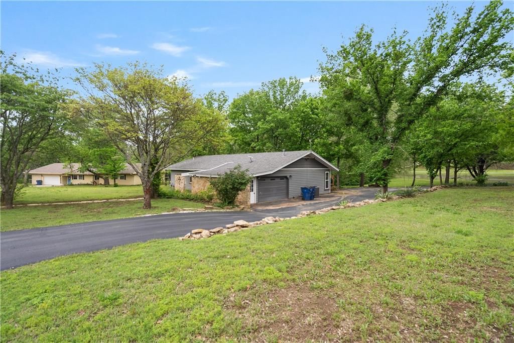 106 Oak Hills Drive — photo 2
