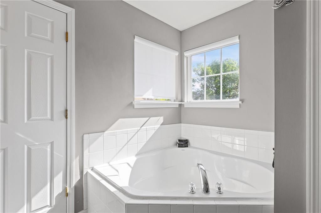 Photo 26 of 36 - 21112 W 118th Terrace, Olathe, KS 66061