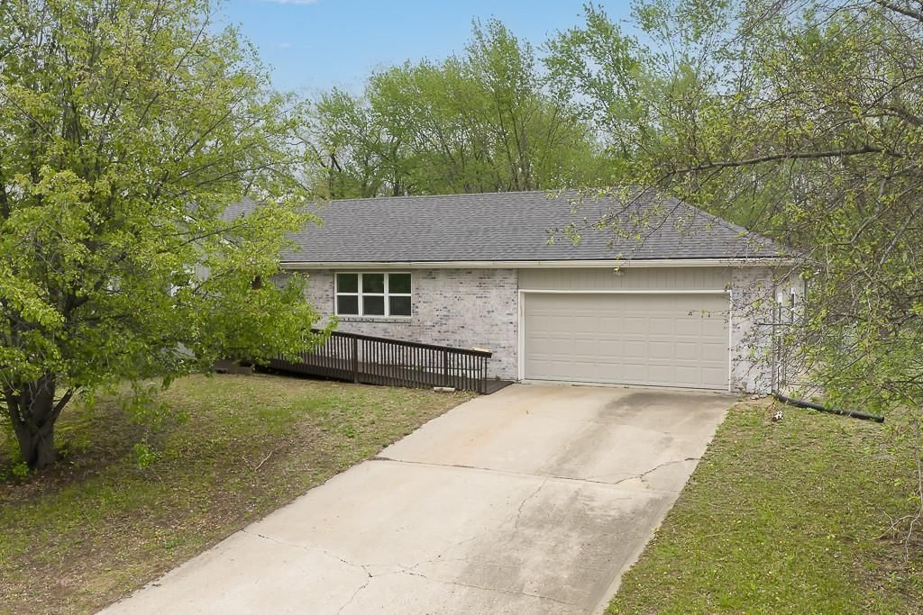 505 Laughlin Drive, Tonganoxie, KS