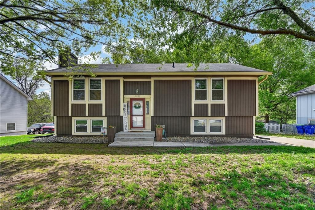2027 NE PATTERSON Drive, Lee's Summit, MO