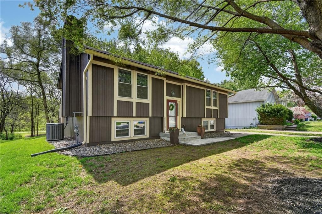 2027 NE PATTERSON Drive — photo 2