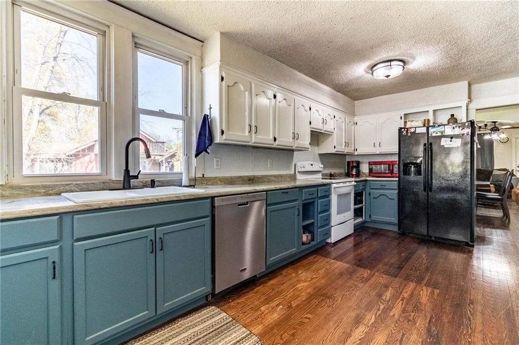 401 E Jackson Street — photo 16