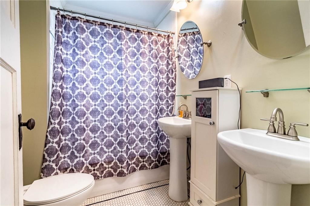 401 E Jackson Street — photo 17