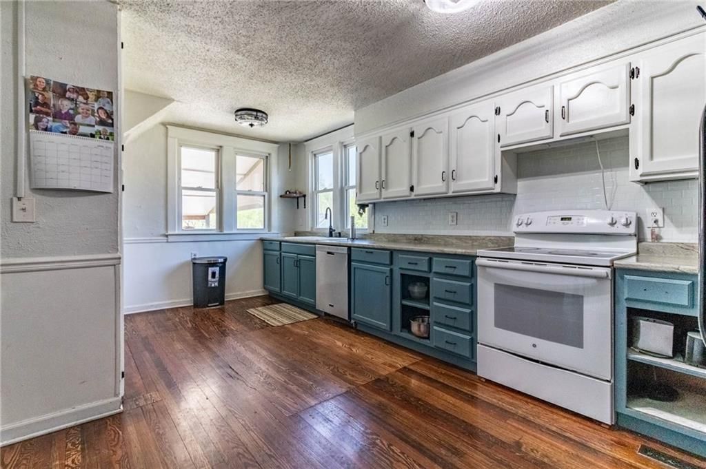 401 E Jackson Street — photo 28