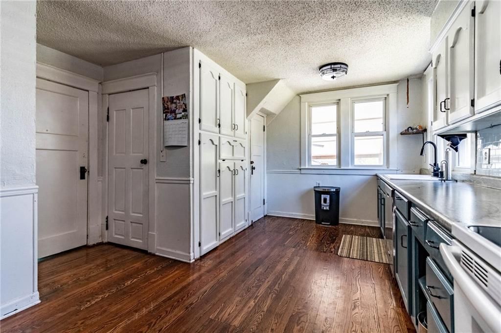 401 E Jackson Street — photo 32