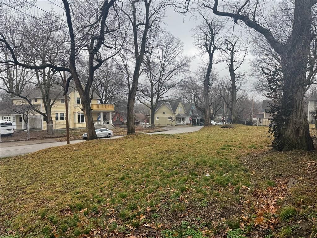 3240 Thompson Avenue — photo 2