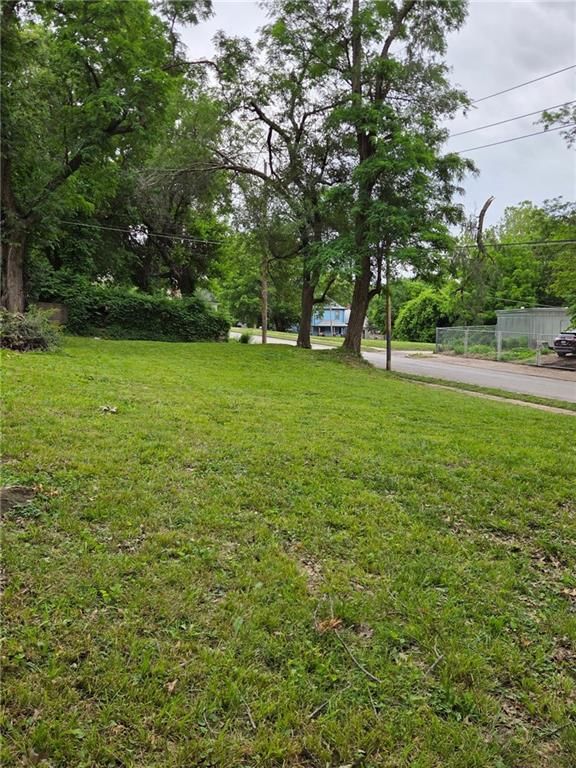 3240 Thompson Avenue — photo 5