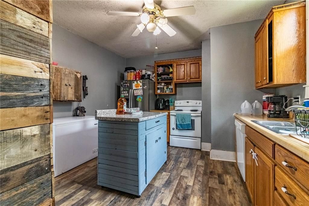 304 E Benton Street — photo 16