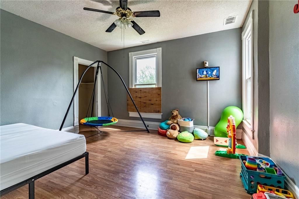 304 E Benton Street — photo 22