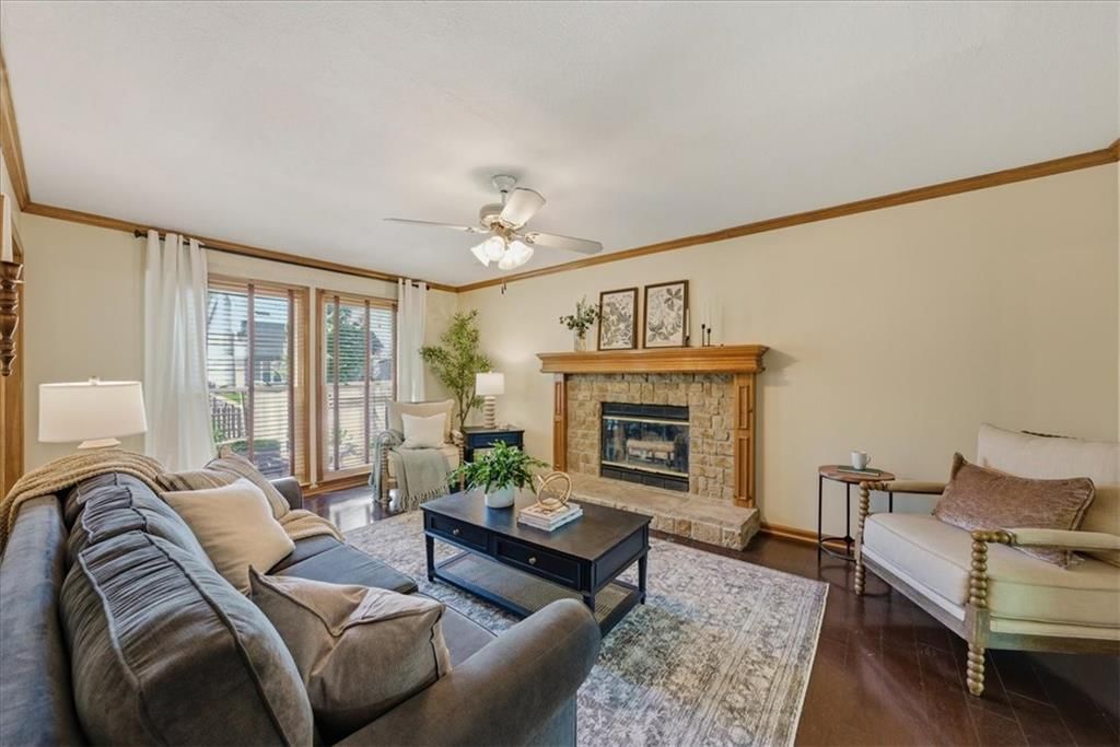 1376 E 154th Terrace — photo 3