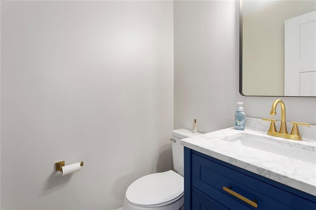 10 W Broadway Street — photo 12