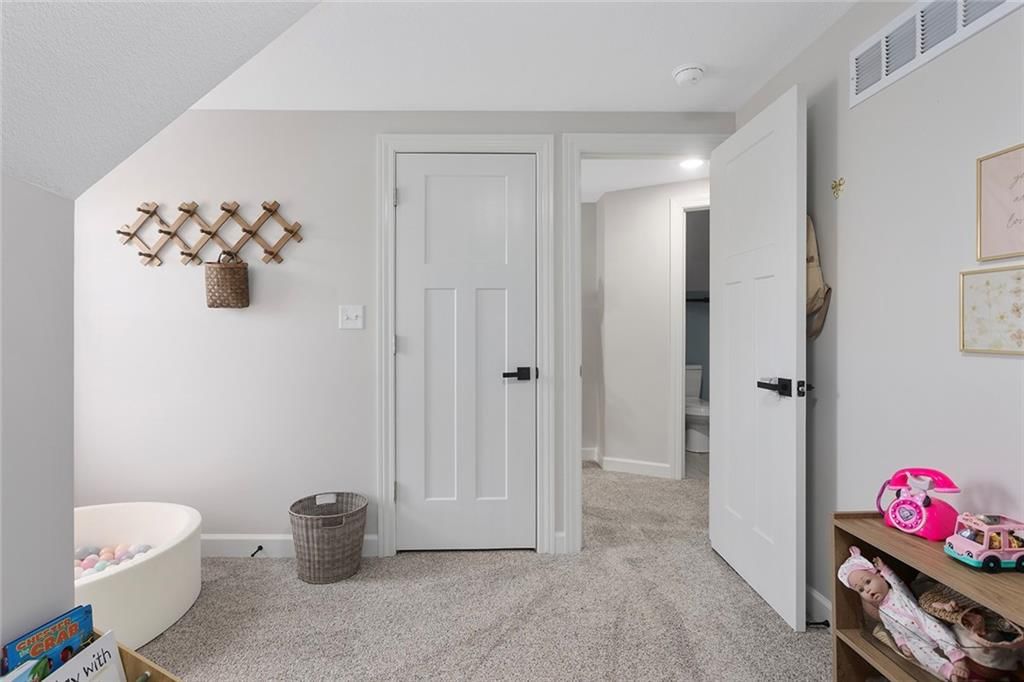 10 W Broadway Street — photo 20
