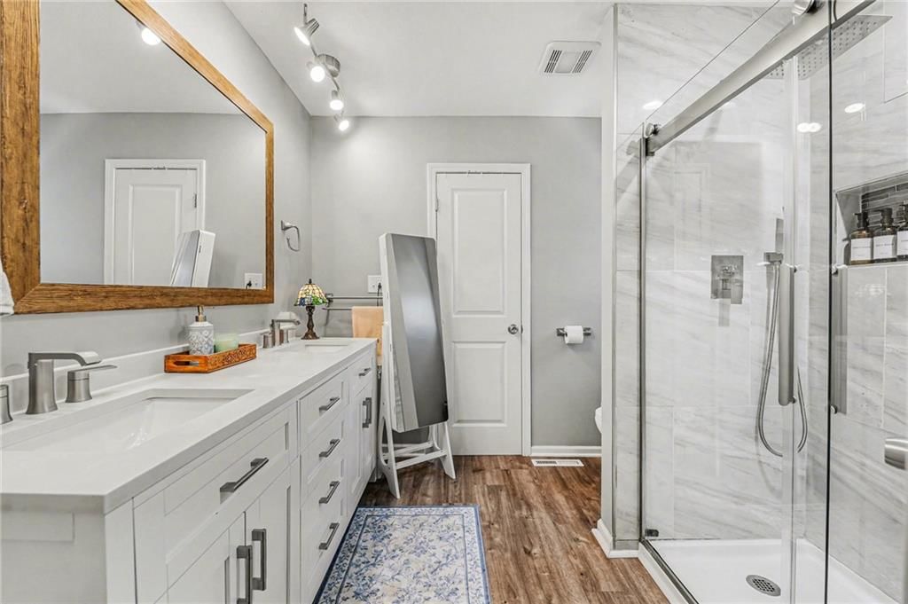 9710 N Conant Avenue — photo 17