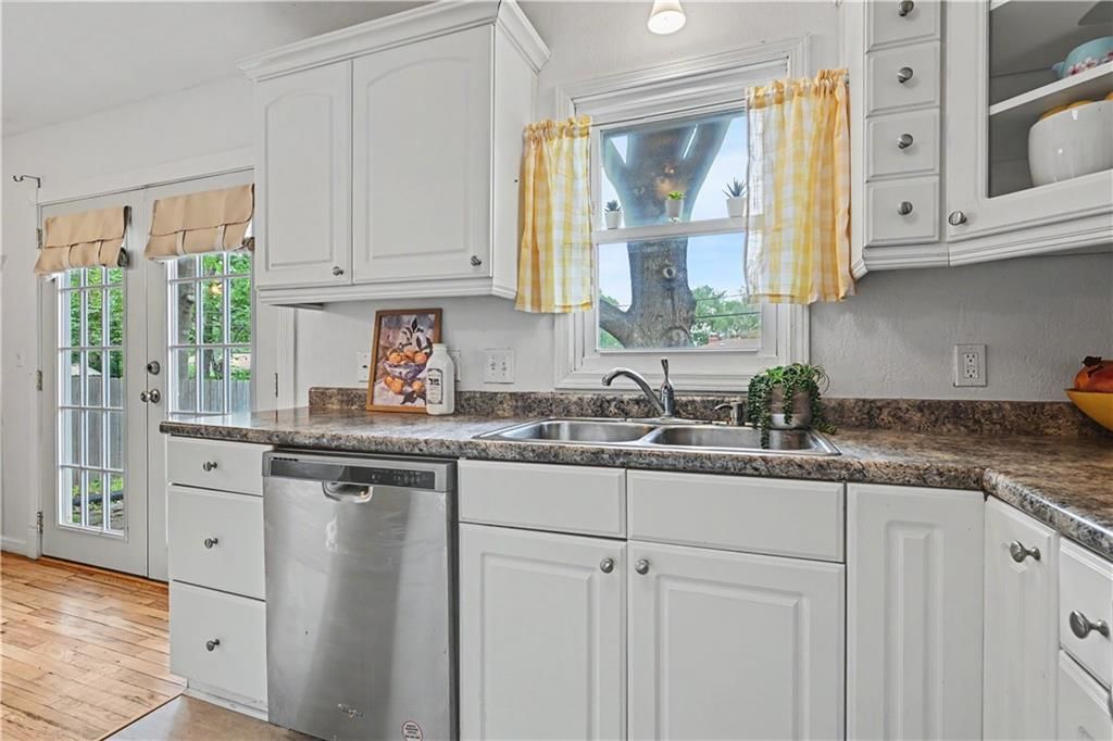 2220 Learnard Avenue — photo 15