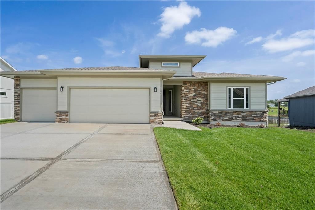 1835 Woodward Circle — photo 1