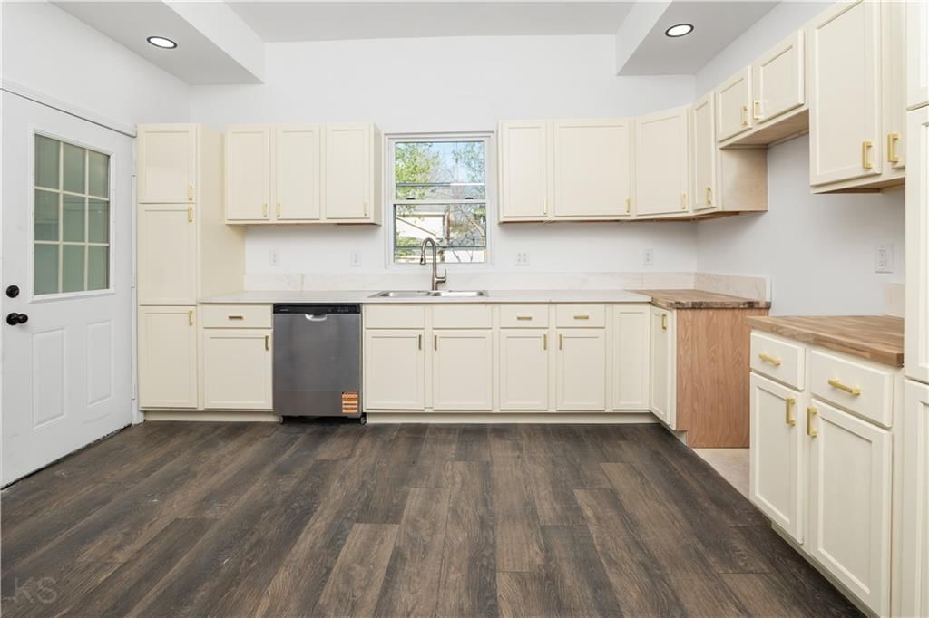 903 S Grand Avenue — photo 12