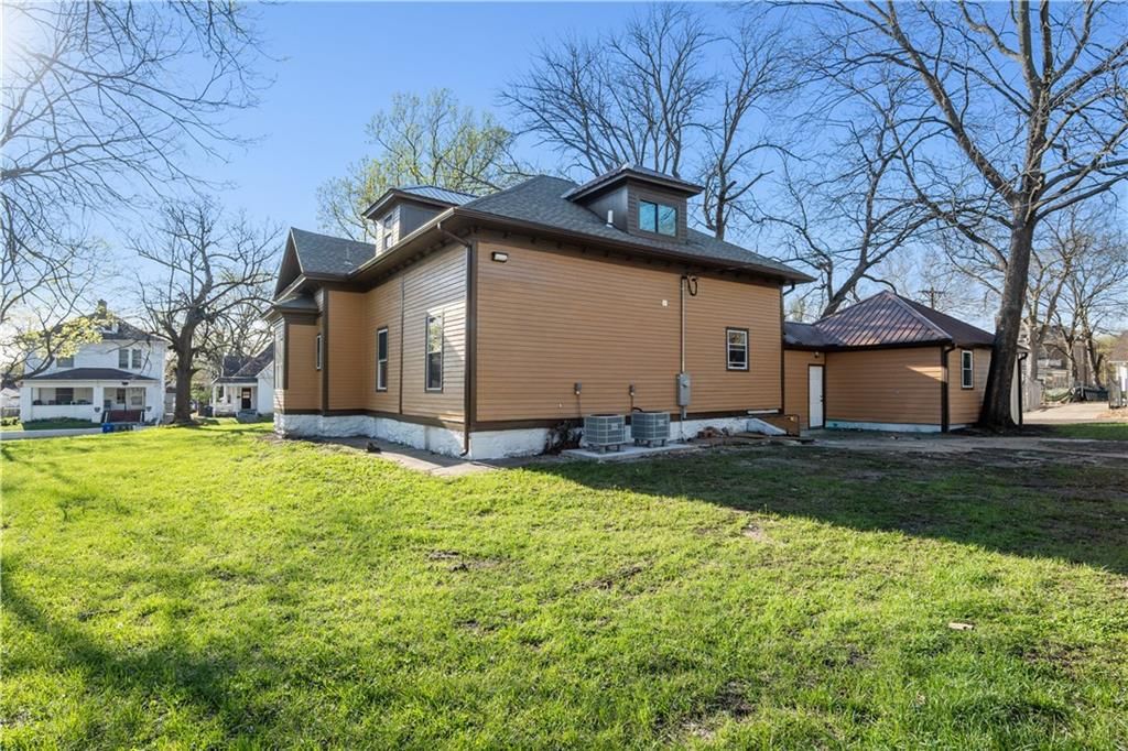 903 S Grand Avenue — photo 43