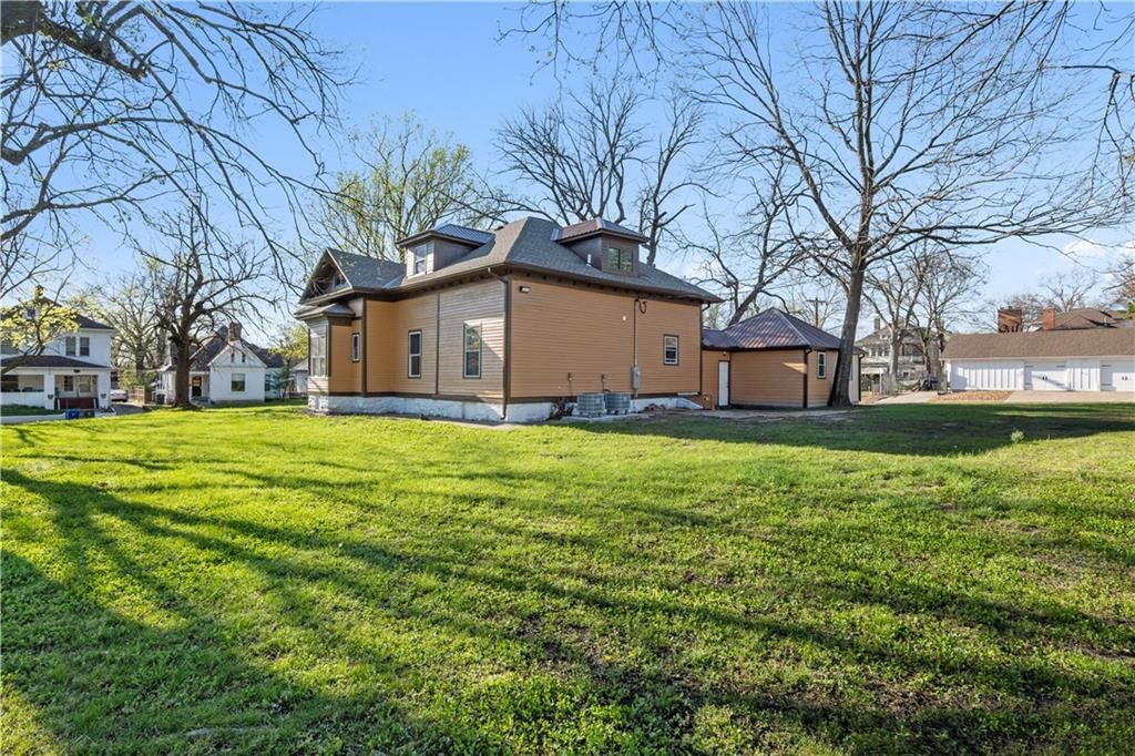 903 S Grand Avenue — photo 44