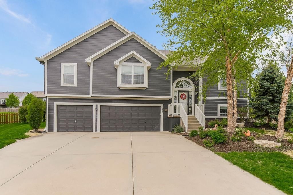 1307 Honeysuckle Court — photo 1