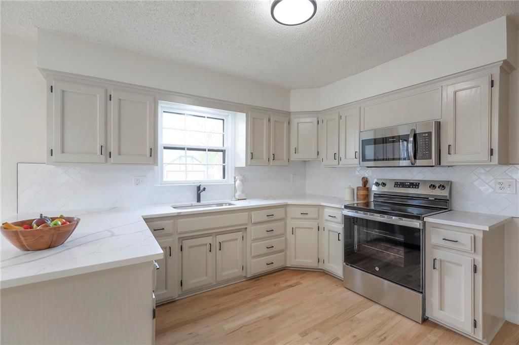 203 NE Crescent Street — photo 3