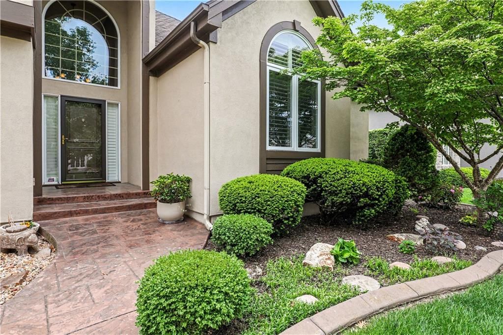 709 NE Lake Pointe Drive — photo 3