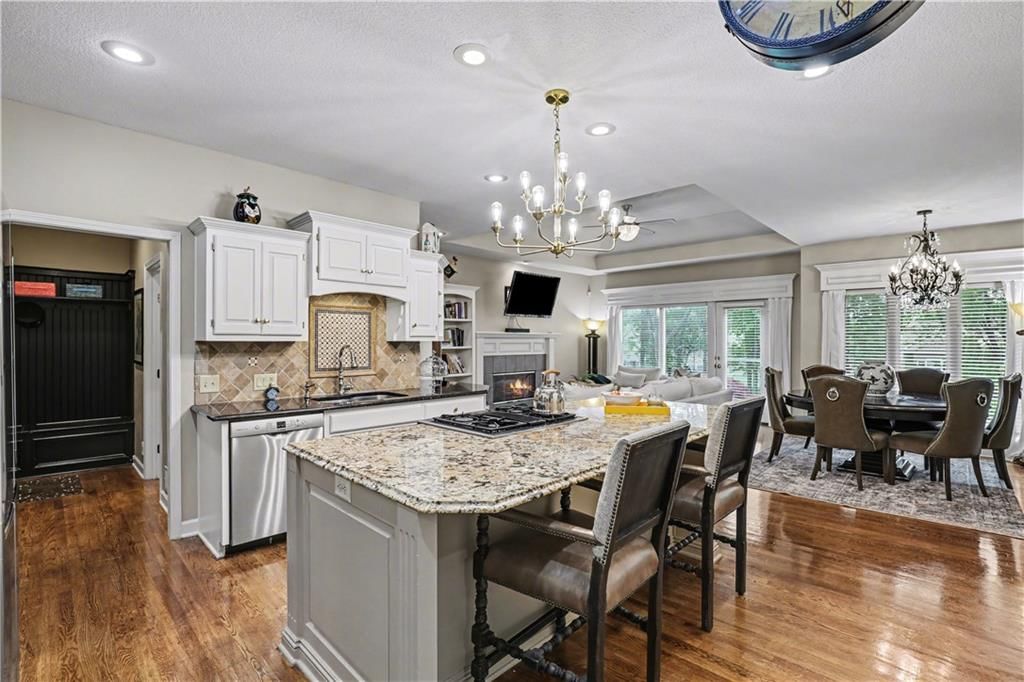 709 NE Lake Pointe Drive — photo 12