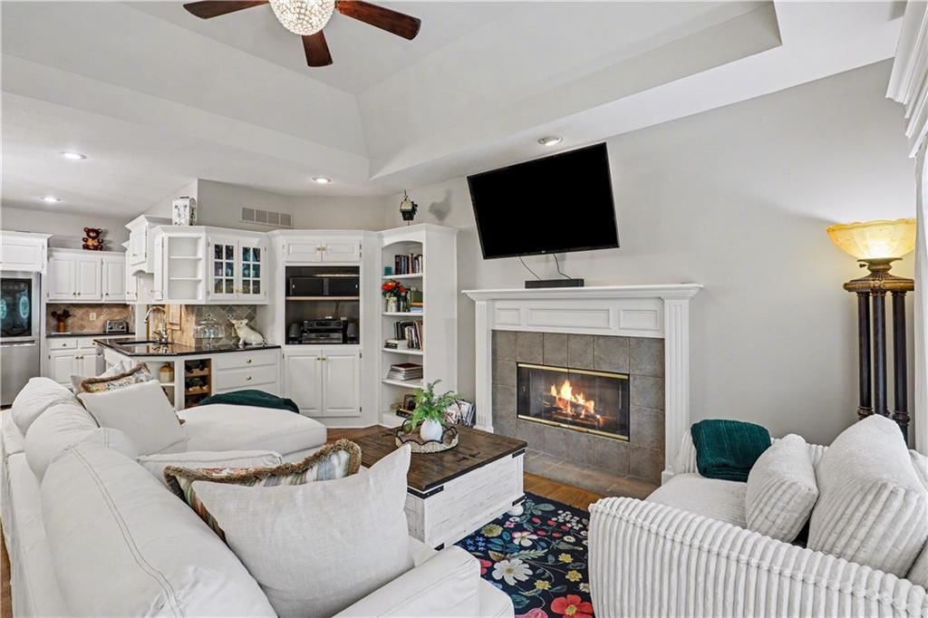 709 NE Lake Pointe Drive — photo 18