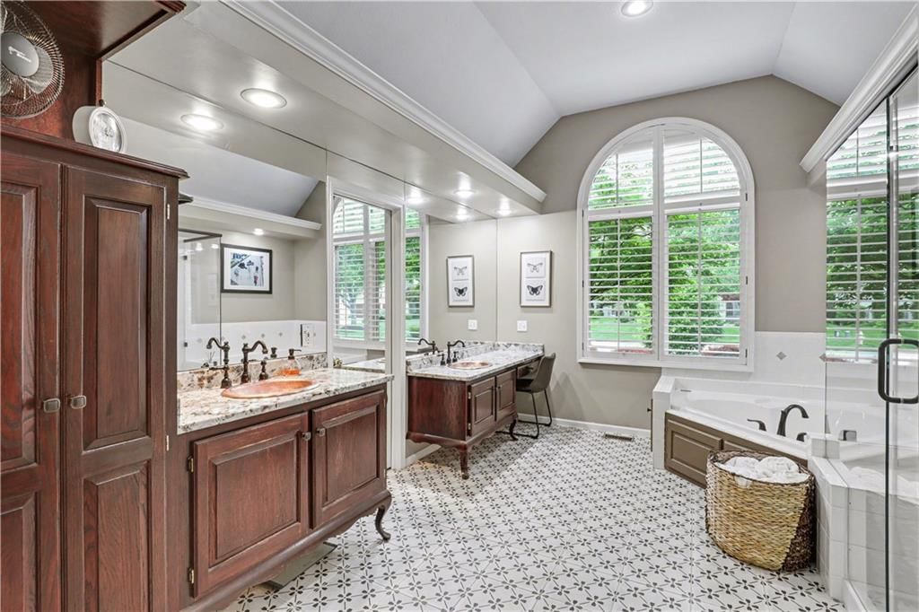709 NE Lake Pointe Drive — photo 24