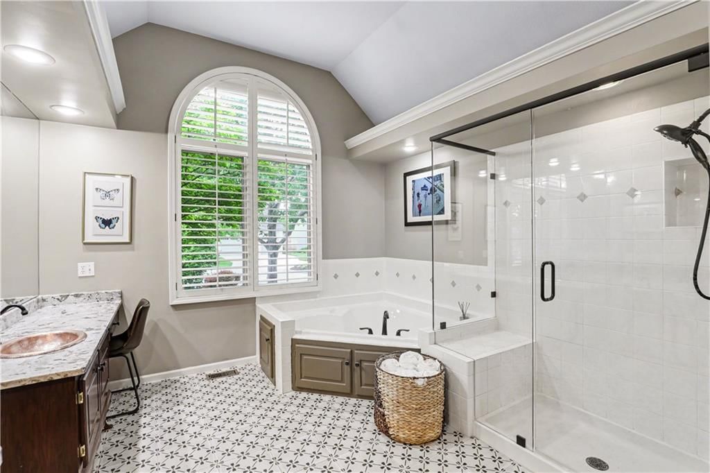 709 NE Lake Pointe Drive — photo 25