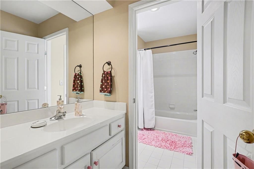 709 NE Lake Pointe Drive — photo 27