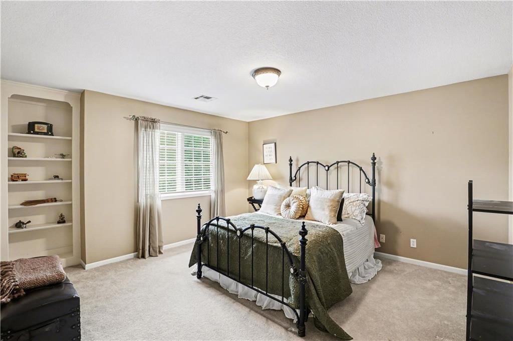 709 NE Lake Pointe Drive — photo 30