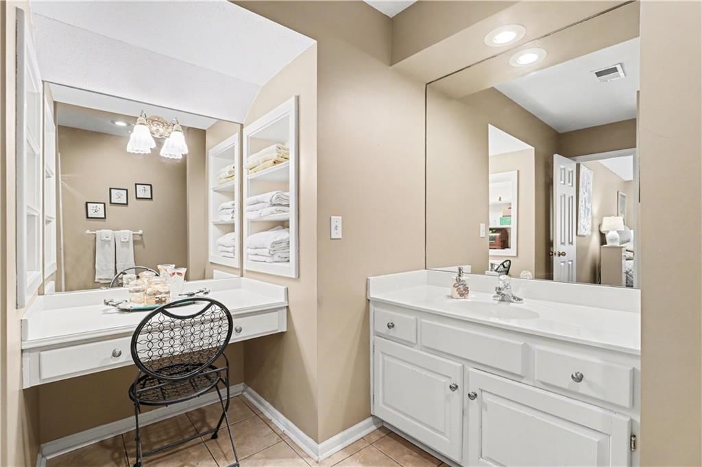 709 NE Lake Pointe Drive — photo 33