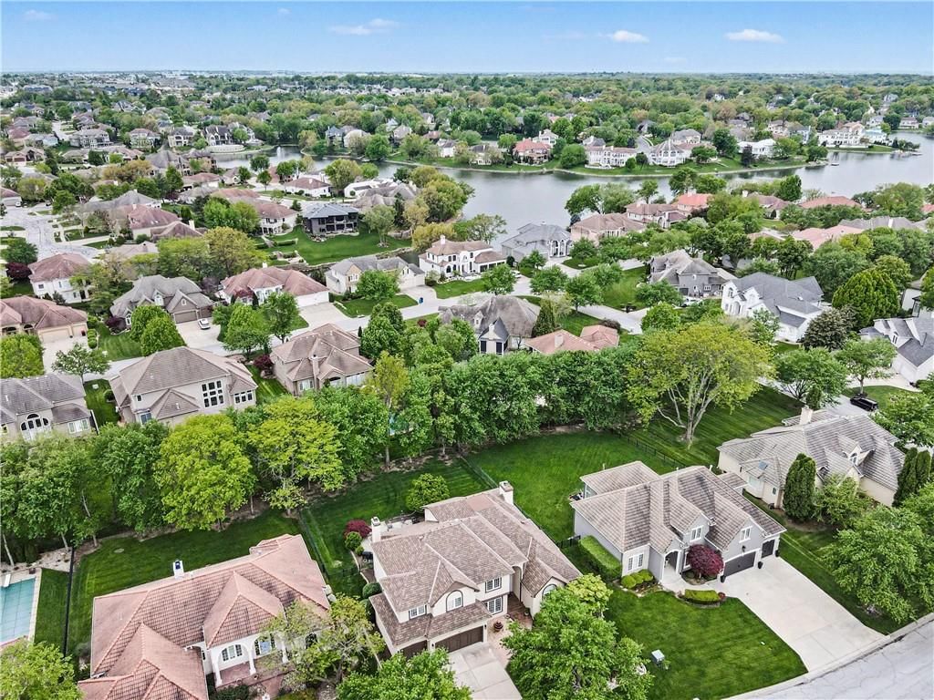 709 NE Lake Pointe Drive — photo 49