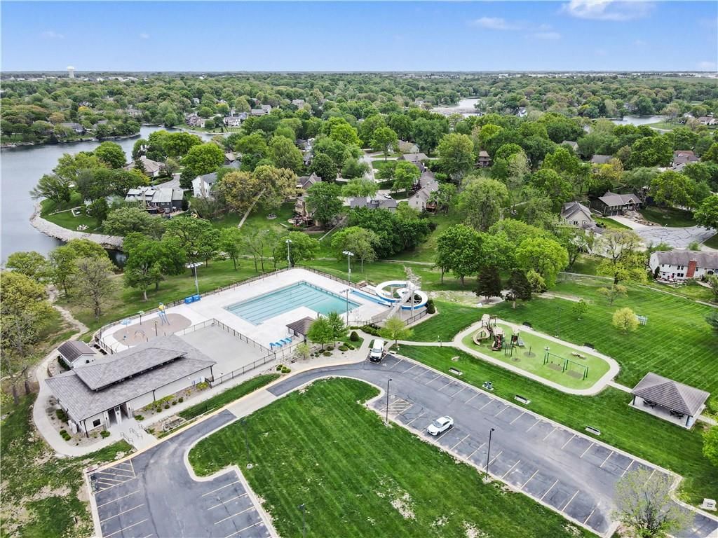 709 NE Lake Pointe Drive — photo 52