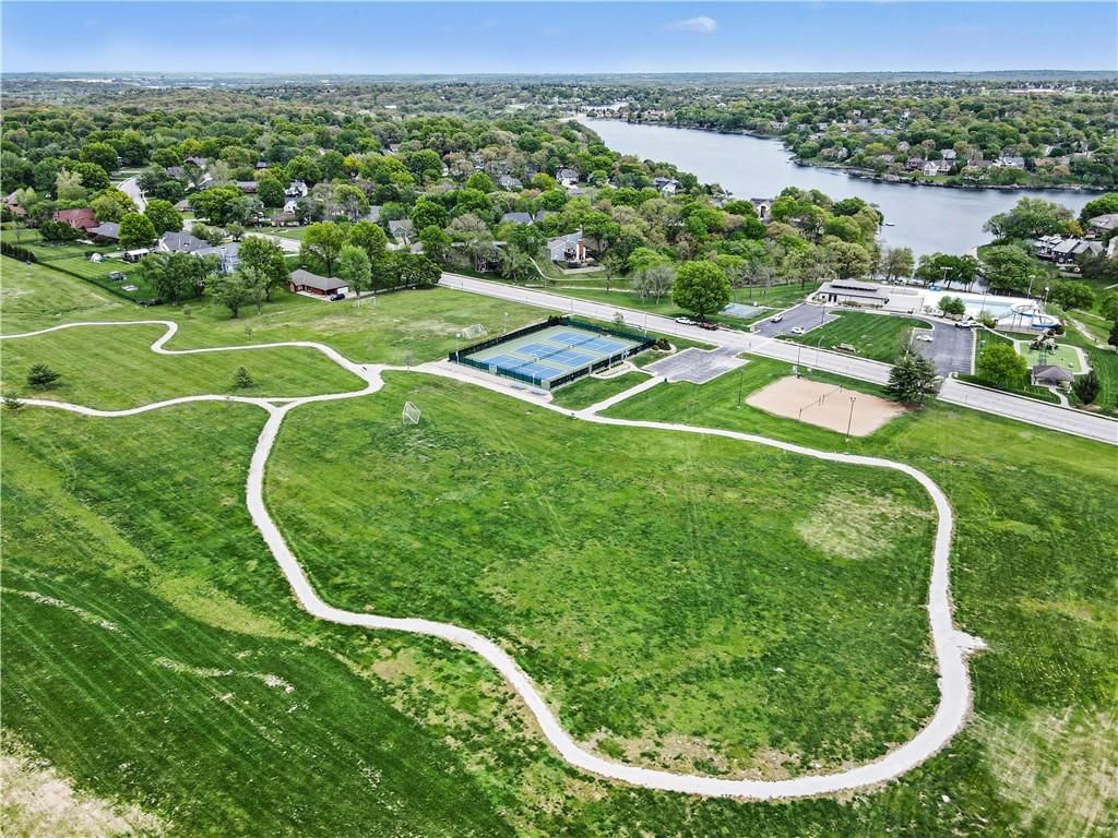709 NE Lake Pointe Drive — photo 53