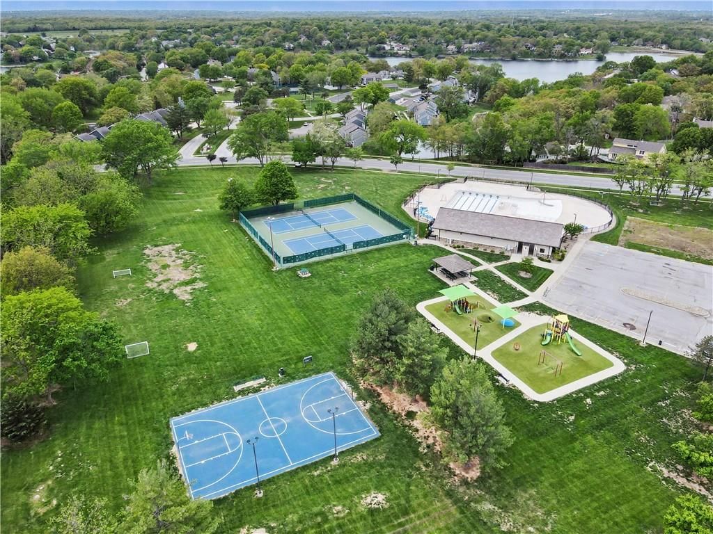 709 NE Lake Pointe Drive — photo 57
