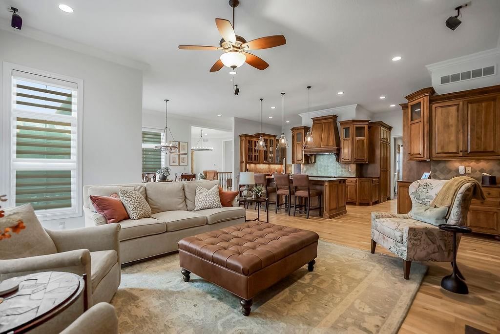 16332 LARSEN Street — photo 3