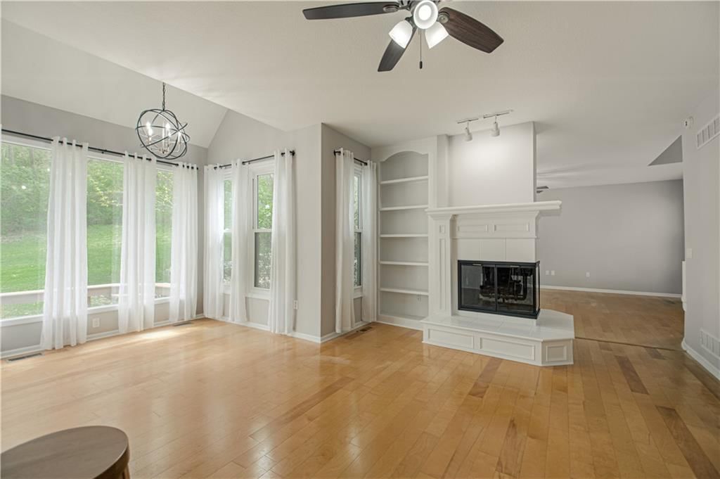 6913 RED OAK Drive — photo 2