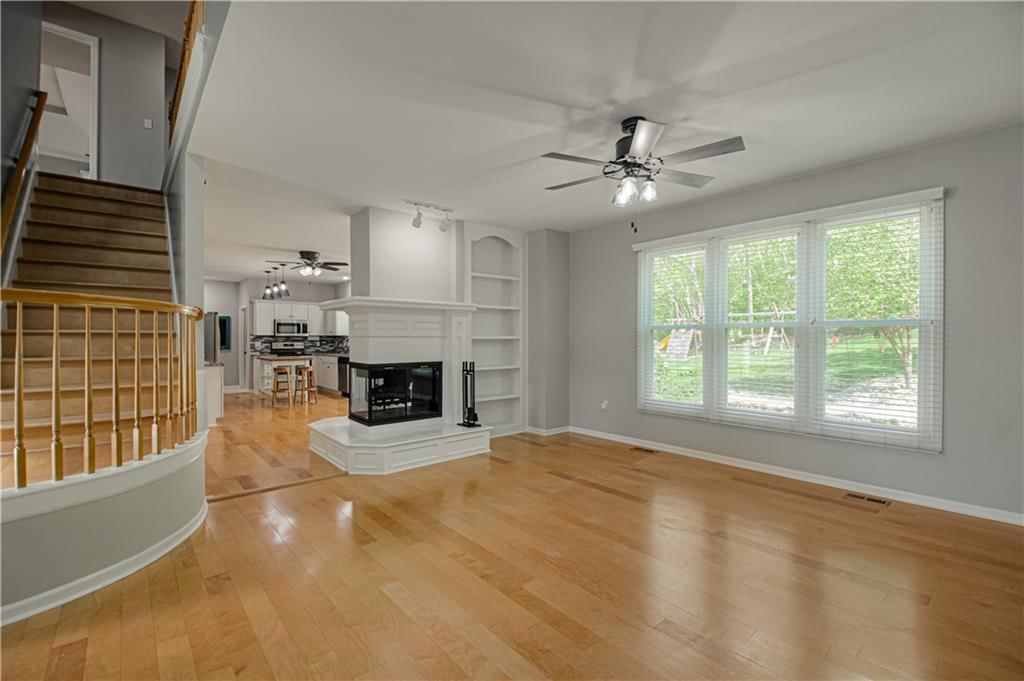 6913 RED OAK Drive — photo 4