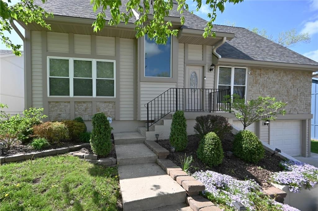 10241 NW 57th Street, Parkville, MO