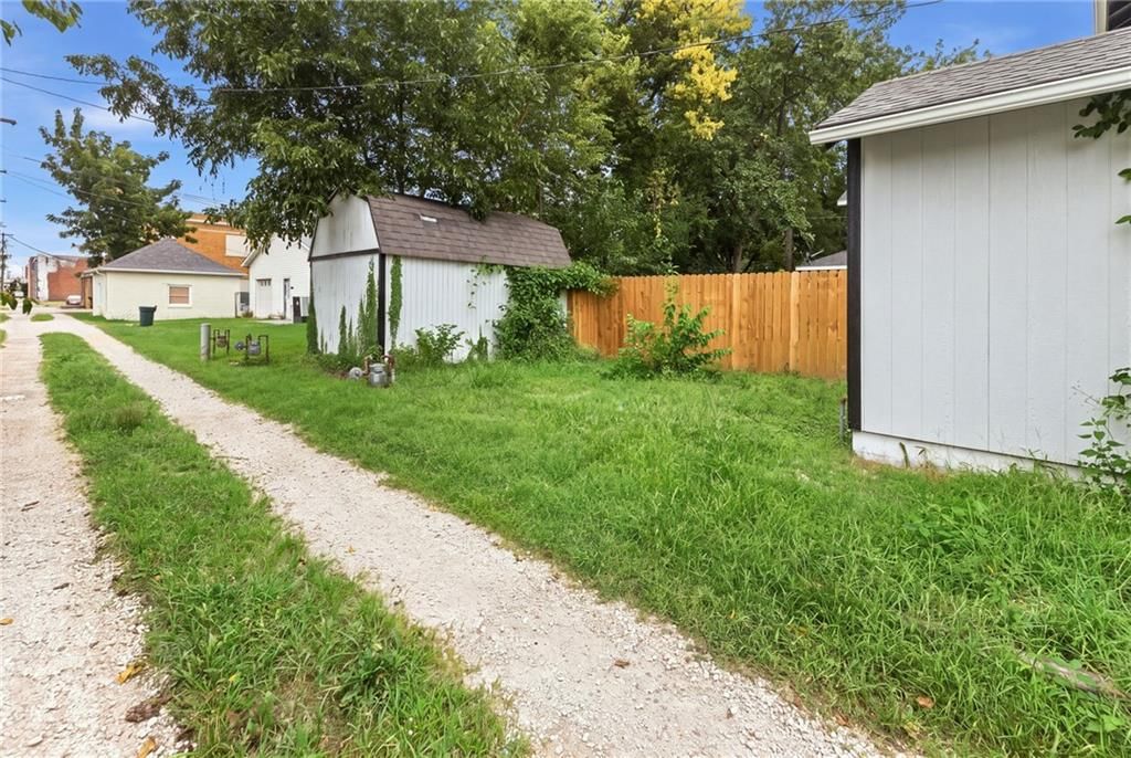 106 W Neosho Street — photo 27