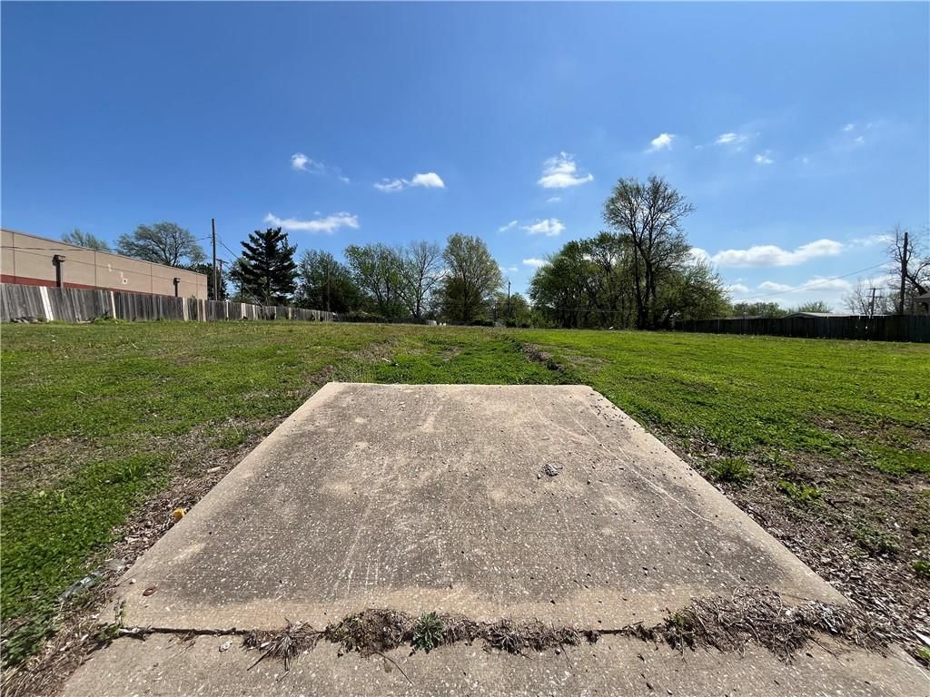 2335 S Sterling Avenue — photo 2