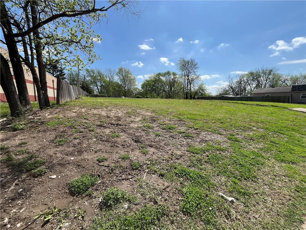 2335 S Sterling Avenue — photo 3