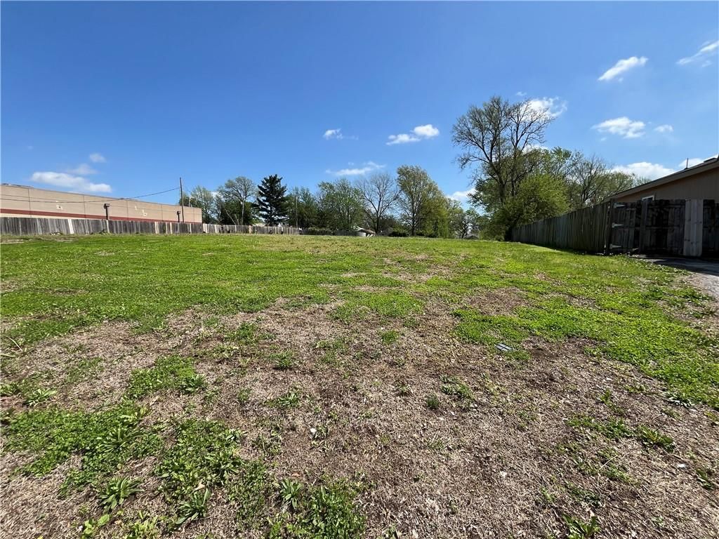 2335 S Sterling Avenue — photo 4