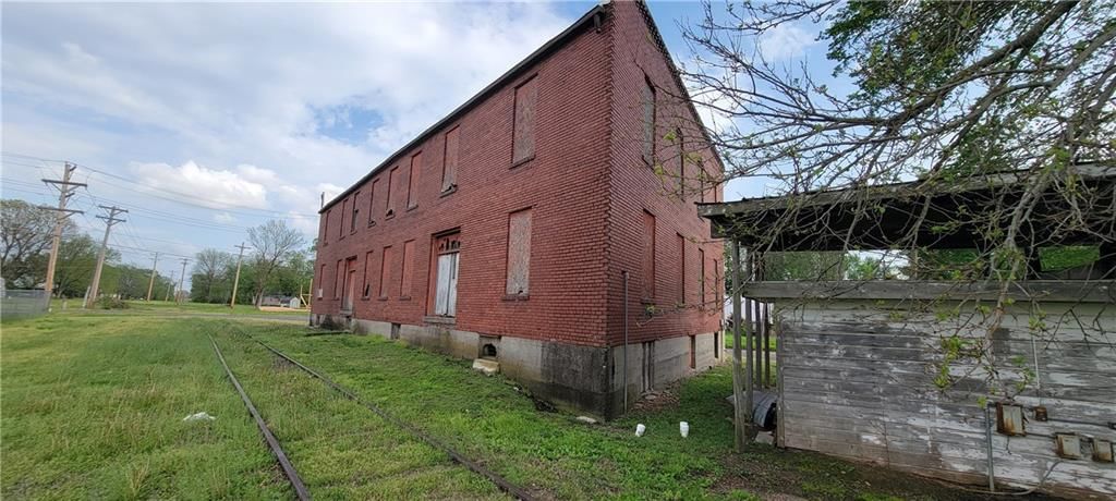 512 E Monroe Street — photo 17
