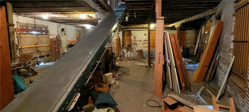 512 E Monroe Street — photo 34