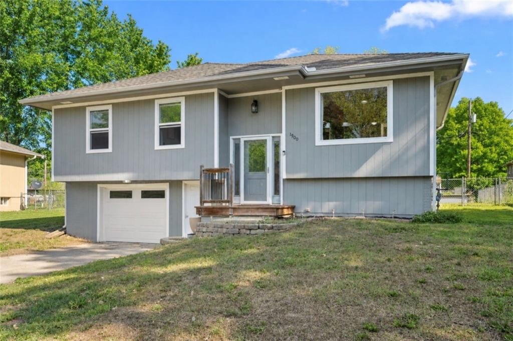 1900 Parkwood Drive — photo 2