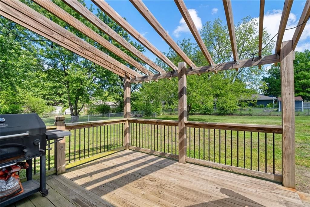 1900 Parkwood Drive — photo 24