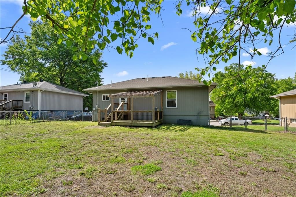 1900 Parkwood Drive — photo 25