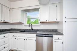 4612 NE Whispering Winds Drive — photo 3